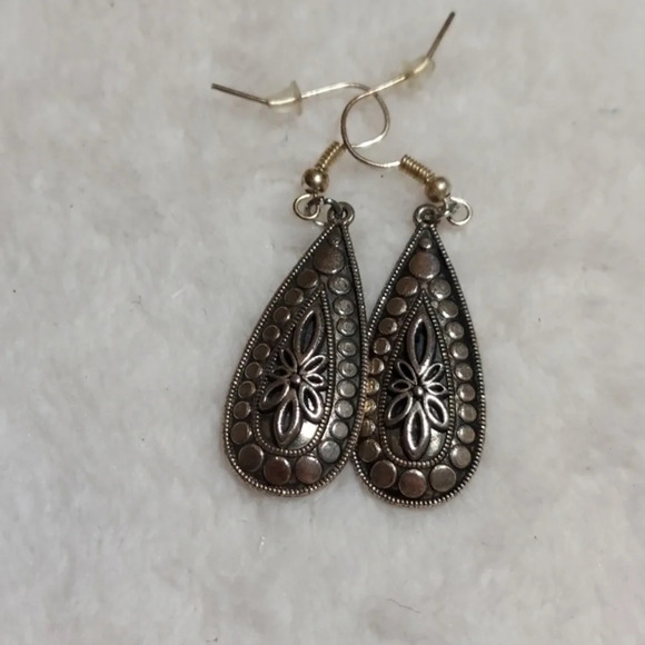 Vintage Silver Tear Drop Earrings with circular and‎ floral designs - Picture 2 of 7